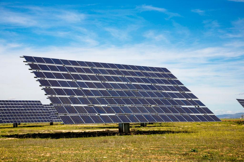 Como a usinagem CNC de alta precisão melhora a eficiência da produção de células fotovoltaicas?